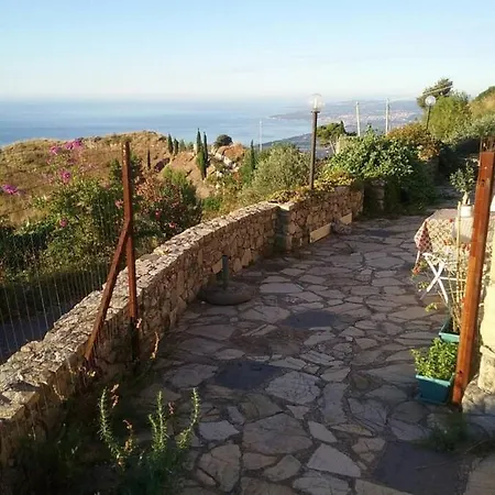 Captivating 1-bed House Hébergement de vacances Castelmola